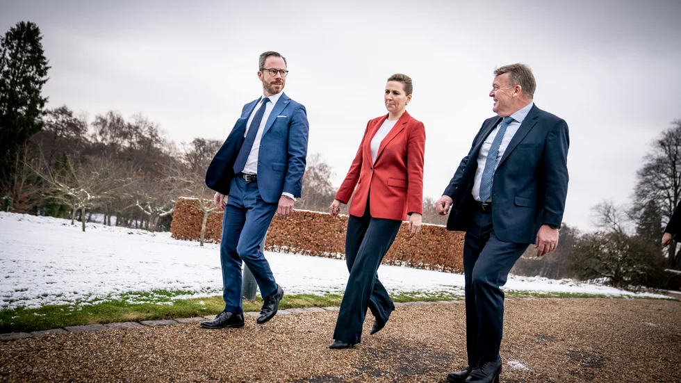 Partiledarna Jakob Ellemann-Jensen (Venstre), Mette Frederiksen (Socialdemokratiet) och Lars Løkke Rasmussen (Moderaterne) har bildat en blocköverskridande dansk regering.