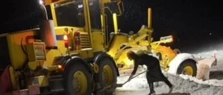 Snöplog i diket – Flera civila hjälpte till • "Fick upp plogen med spadar och bra samarbete"