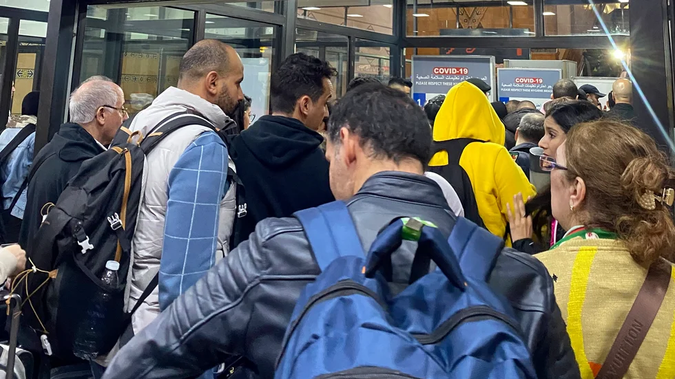 Marockanska fans köar på flygplatsen i Casablanca för att ta sig till Qatar för kvällens VM-semifinal i fotboll mellan Marocko och Frankrike.