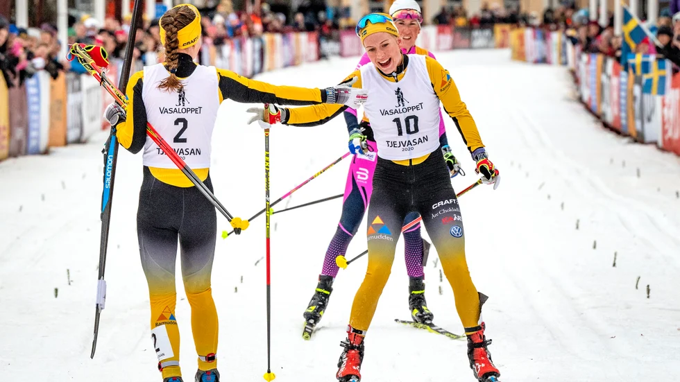 Långloppsåkaren Ida Dahl, till höger, blev bästa svenska i världscupen i Davos i 20 kilometer fristil. Arkivbild.