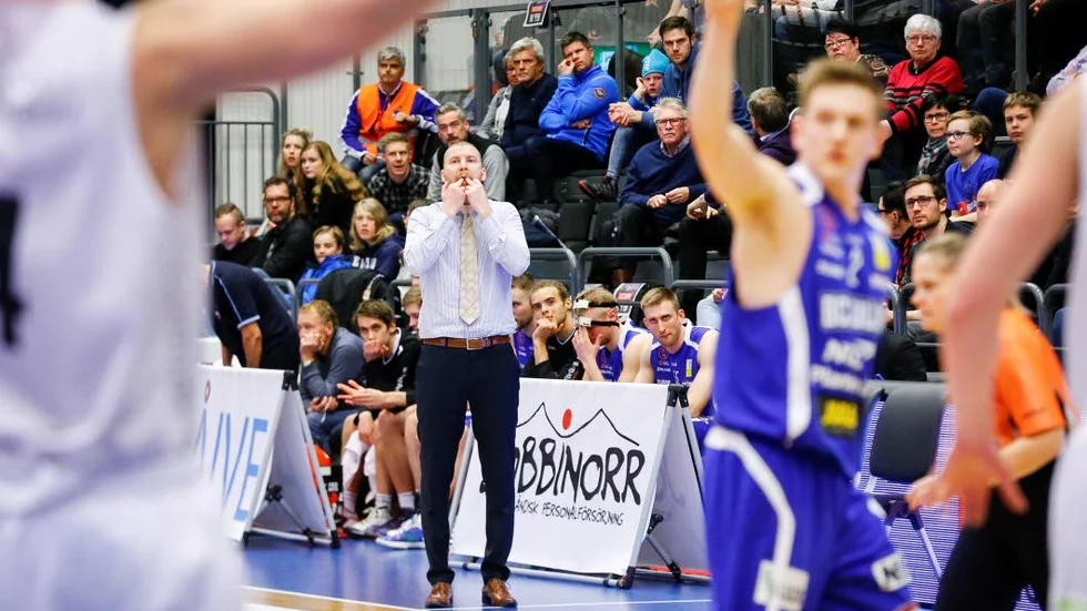 Kavajen. Peter Öqvist kastade kavajen i den tredje perioden.