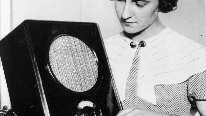 Har vi en övertro på den nya tekniken? Här en radiolyssnare med den senaste modellen av en radiomottagare år 1933.
