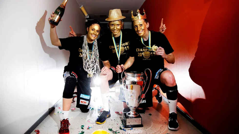 2015. Katie Bussey, Josefin Vesterberg och Anna Barthold.