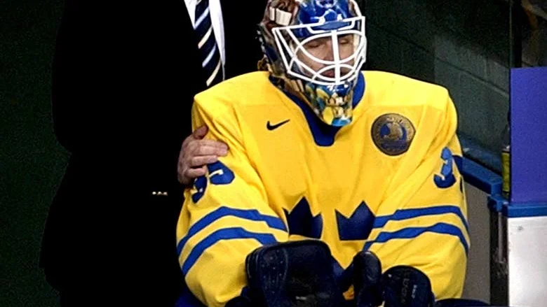 Tröstas. Förbundskaptenen Hardy Nilsson lägger en tröstande hand på Tommy Salos axel.