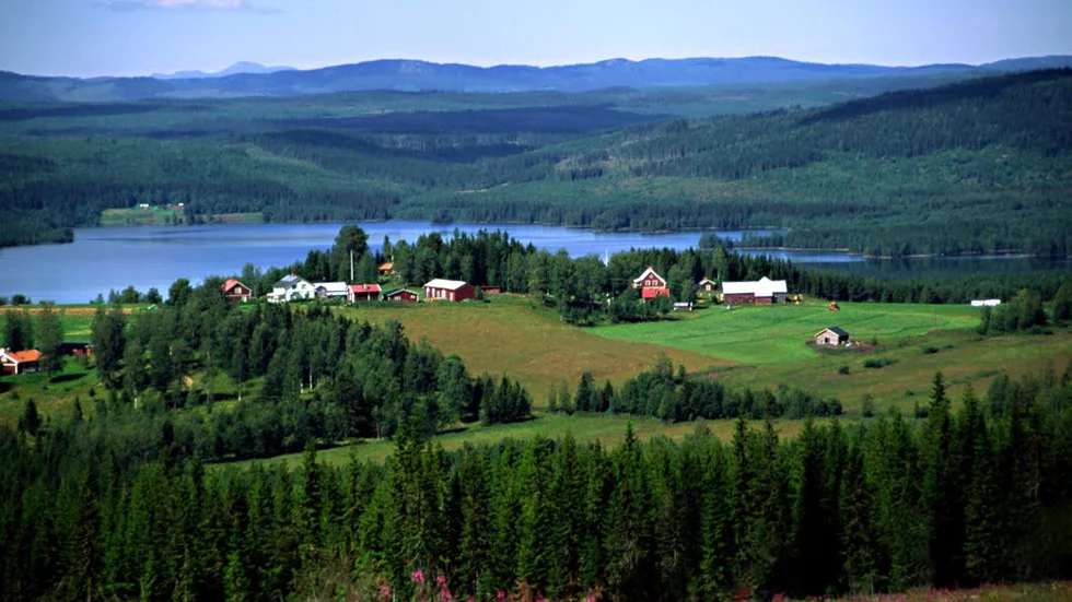 UTSIKTEN FRÅN HALLONSNÅRET. Gårdarna med Ströms Vattudal i fonden.