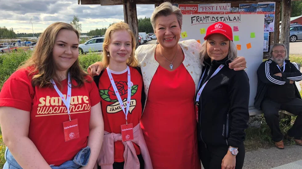 Ungefär 250 personer hade sökt sig till Socialdemokraternas valupptakt i Marahamn utanför Kalix, däribland Angelica Lipkin, Sanna Stenberg, arbetsmarknadsminister Ylva Johansson, Nadja Ståhl och Jan Bergendorff.