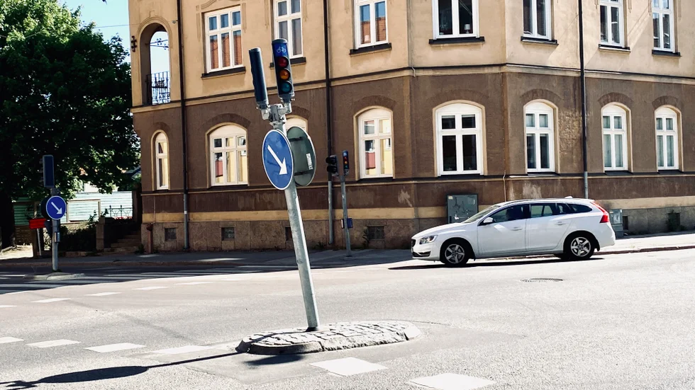 Trafikljus på sniskan. Stolpen kördes på i fredags och nu är ljusen släckta i korsningen Ruddammsgatan/Kungsvägen.