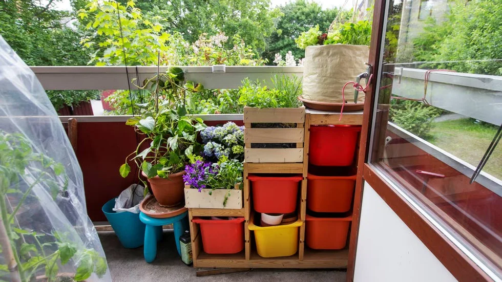 Gamla möbler får nytt liv på balkongen. Här är barnens gamla leksakshylla och plastpall.