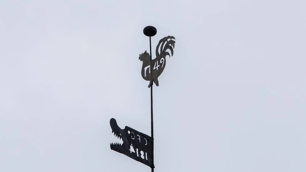 Vindflöjel. En tupp med året 1749. Då byggdes troligtvis huset.