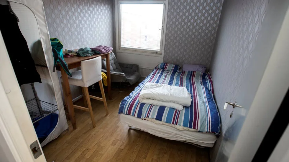 Rummet är litet men ljust, och har det som behövs för att övernatta.