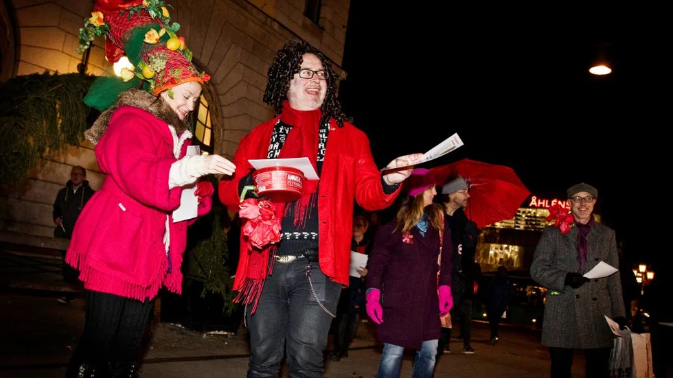 Maud Karlsson och Martin Lima de Faria delade ut både pepparkakor och flygblad till förbipasserande.