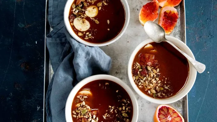 Nyponsoppa med apelsin, banan och granola.