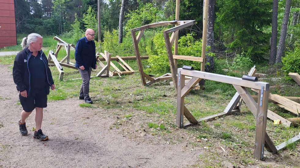 Teamledaren Therese Edling och enhetschefen Peter Garpfalk från upplevelseförvaltningen på Enköpings kommun är ledsna och bedrövade av att se utegymmet vid Nordiahallen vandaliserat.