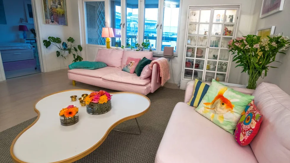Att Karin Nygårds är svag för rosa går inte att missa. Men basen i lägenheten är vit.