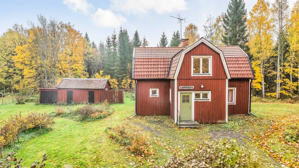Tvåa på Klicktoppen den här veckan: Röd stuga med vita knutar i Alunda.