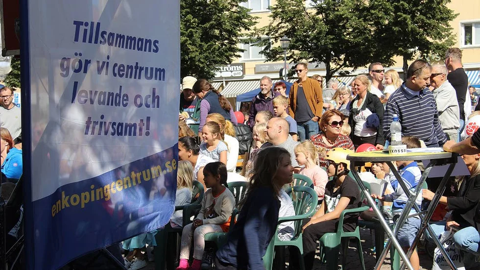 Magi och buktaleri. Göran Davidsson, Bråkan och hans vänner. Lattjolajbanlördag på torget lockade i solskenet.