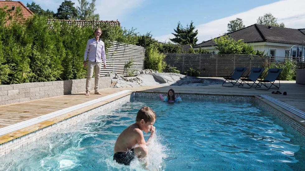 Poolen har blivit populär hos syskonen Leo och Ella, som gärna kastar sig i det blå. På vintern tömmer man poolen på vatten.