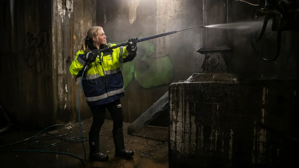 Frida Hall använder högtryckstvätten för att rengöra Motala broars innandöme. 