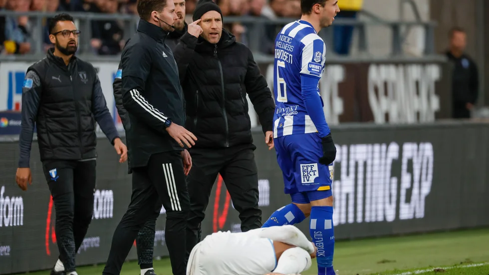 Anders Trondsen, i blått, stängs av ytterligare en match efter det röda kortet mot Djurgården. Arkivbild.