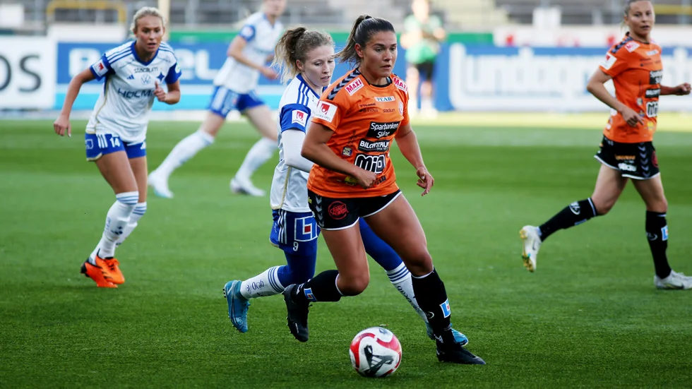 Nicole Robertson gjorde mål men blåstes bort för offside. 