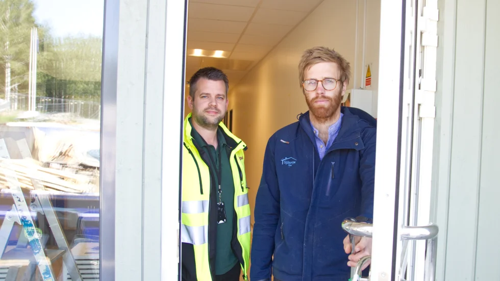 Niclas Bloom, projektledare på KFAB och Pontus Johansson, platschef vid Sjötorps bygg, visar oss runt i nya förskolan Växthuset.