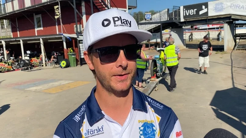 Piraternas Daniel Davidsson går för två poäng mot Västervik.