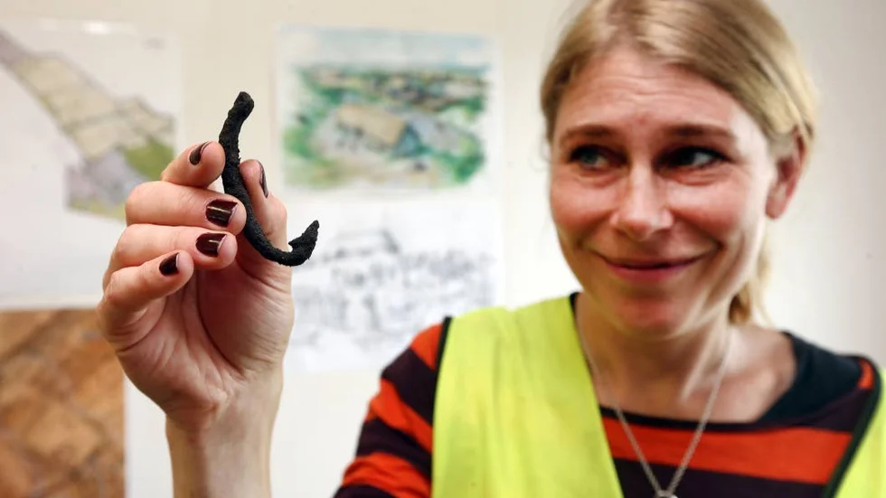 Grov fiskekrok.
Marta Lindeberg visar ett av de många fynden från Ströja.