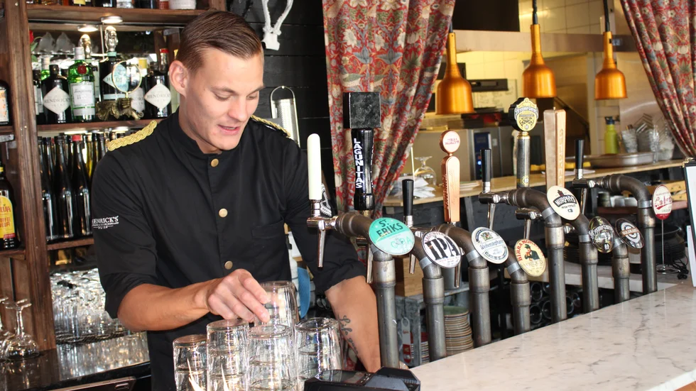 André Norinder är en av finalisterna i en nationell tävling om vem som gör Sveriges bästa GT. Han är erfaren som bartender och jobbar just nu på Guldkant i Vimmerby.