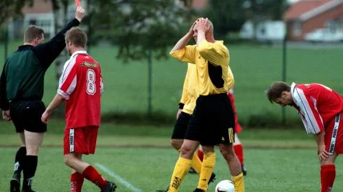- Va, jag? Nej! Klas Ingesson tar sig för huvudet när domaren Peter Calén visar rött kort.