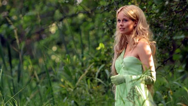 När filmstjärnesnygga lärarvikarien Eva Kaludis (Helena af Sandeberg) kommer till den lilla staden i Närke förändras allt. BILD: ALEXANDRA ARISTARHOVA/SF