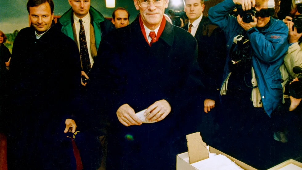 S partiledare och statsminister Ingvar Carlsson syns här i vallokalen den 13 november 1994. Svenska folket röstade ja till medlemskap i EU med 52,3 procent mot nej-sidans 46,8 procent. Lars Göran Johansson ledde framgångsrikt Ja-kampanjen.
