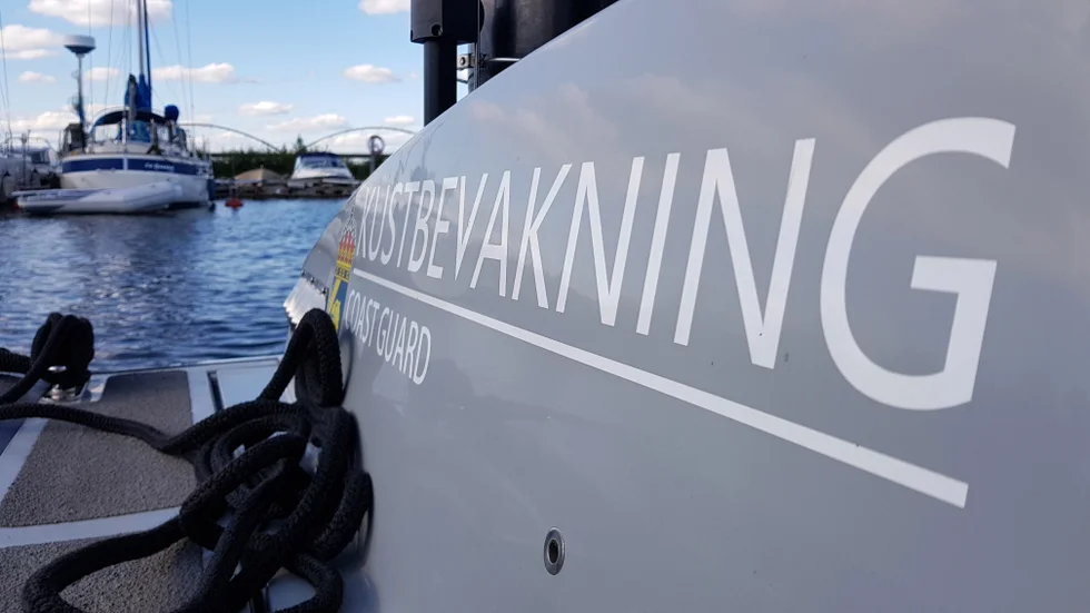 Kustbevakningen i Luleå var obemannad över helgen och det var rena turen att en skoterförare som kört genom isen klarade sig med livhanken i behåll.