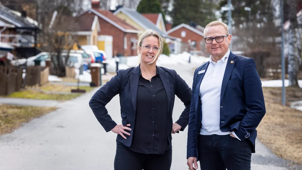 Mäklarna Åsa Adeholm och Peder Ledin har noterat att ett flertal aktörer är igång och köper upp villor i syfte att hyra ut dem tillgästarbetare. "Vi ser på Blocket att många av de villor som vi sålt dyker upp där", säger Ledin.