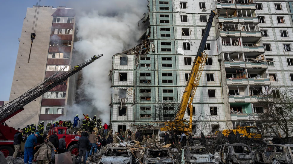 Brandmän arbetar för att släcka en brand efter att ett bostadshus träffats av ryska missiler i den ukrainska staden Uman.
