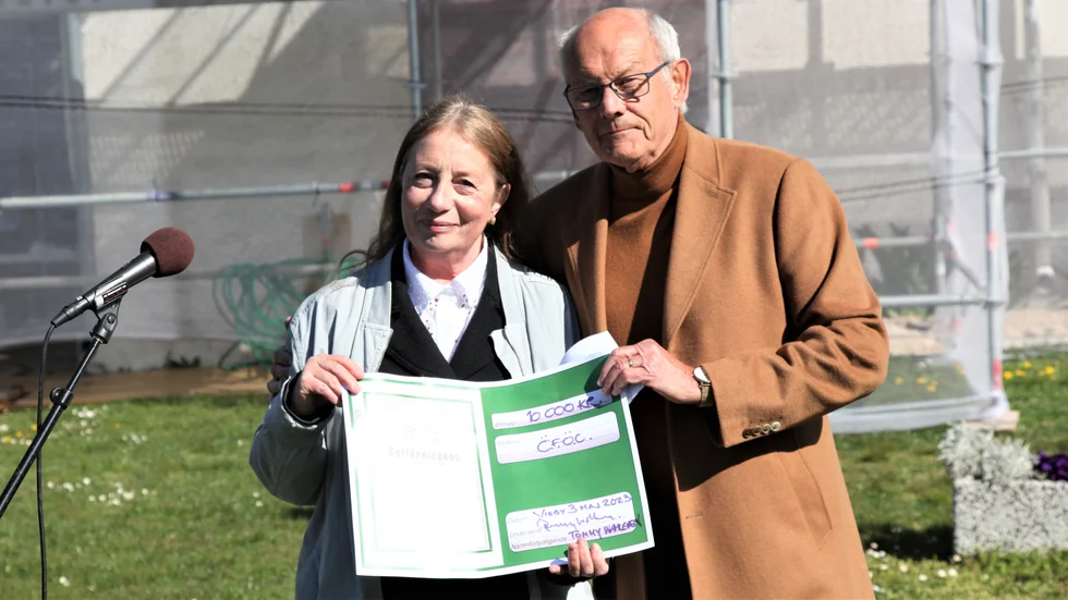 Lena Pasternak, verksamhetsledare vid Östersjöns författar- och översättarcentrum och Tommy Wahlgren, ordförande i Gotlänningens tryckeri AB, vid ceremonin vid Langska huset i Visby på onsdagen.
