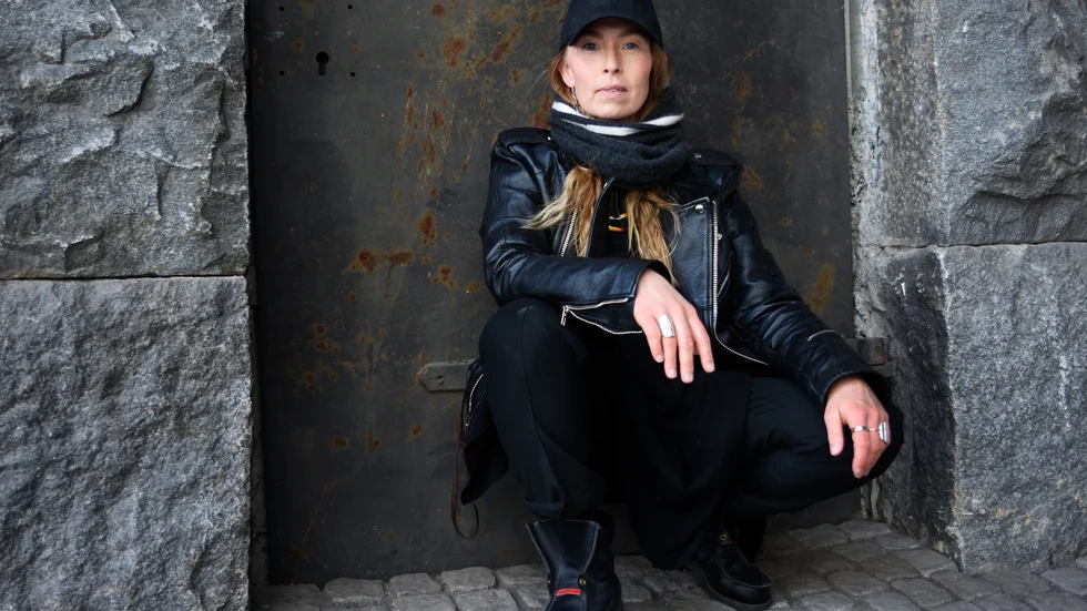 Sofia Jannok bokdebuterar med en tät och andlös text, menar recensenten Regine Nordström.