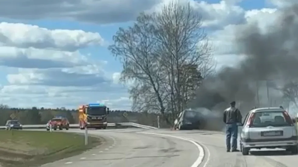En bil blev helt övertänd nära E4 utanför Mjölby under fredagen.