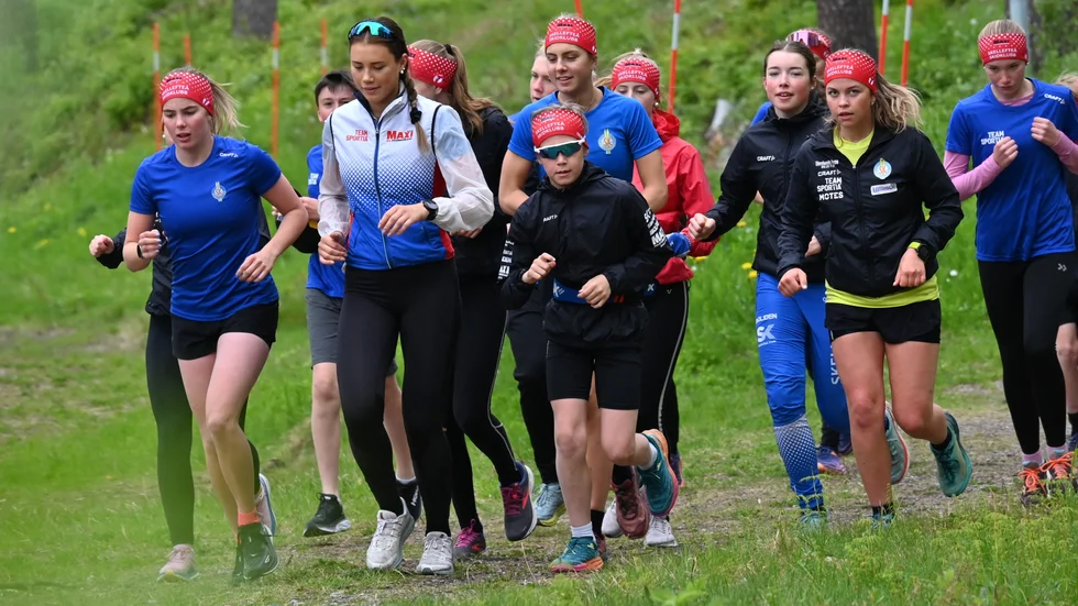 ”Det betyder jättemycket för mig att tävla för en klubb som man känner så stark för”, säger JSM-guldmedaljören Ellen Berglund, här i vit jacka.