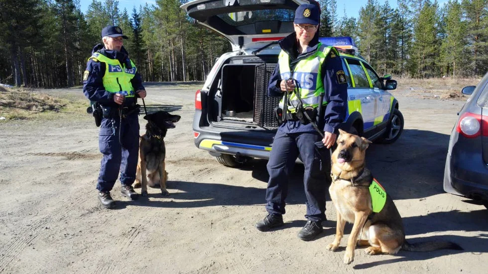 Maria Mörtberg, polisinspektör med patrullhunden Jozz och  Annika Säfström, polisinspektör med polishundsaspiranten Kummin