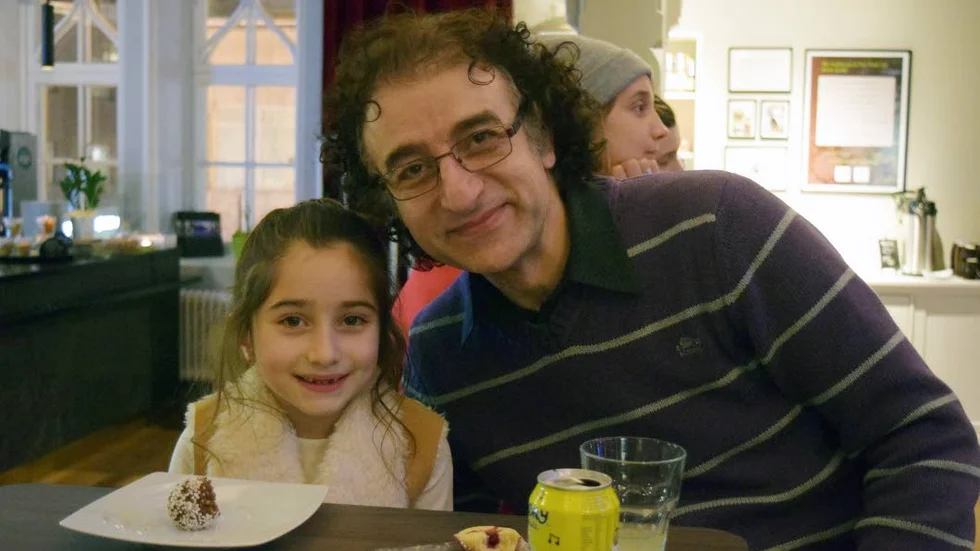 Fikastund. Neyya och pappa Mehmet Tekin kombinerade fika med Linnea Bäcklunds spelning.