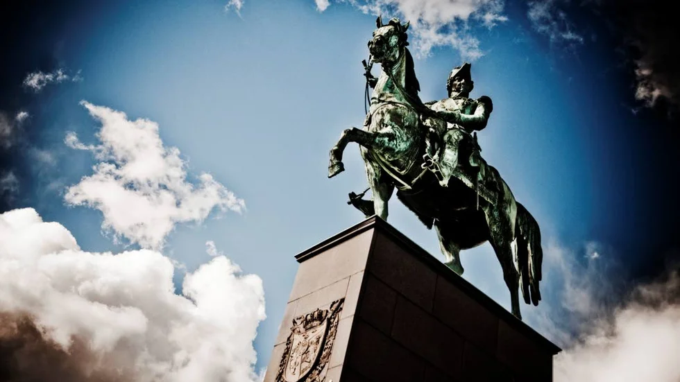 ”Vi sålde vårt land till en fransk officer vid namn Jean Baptiste Bernadotte sedan vi i början av 1800-talet förlorat kriget mot Ryssland och kommit på obestånd”, konstaterar Stig-Björn Ljunggren i dagens krönika.