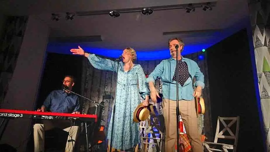 Karin Paulin, Roger Storm, Tomas Isacsson och Åke Karlsson från Norrbottensteatern gästade Smedsbyn.