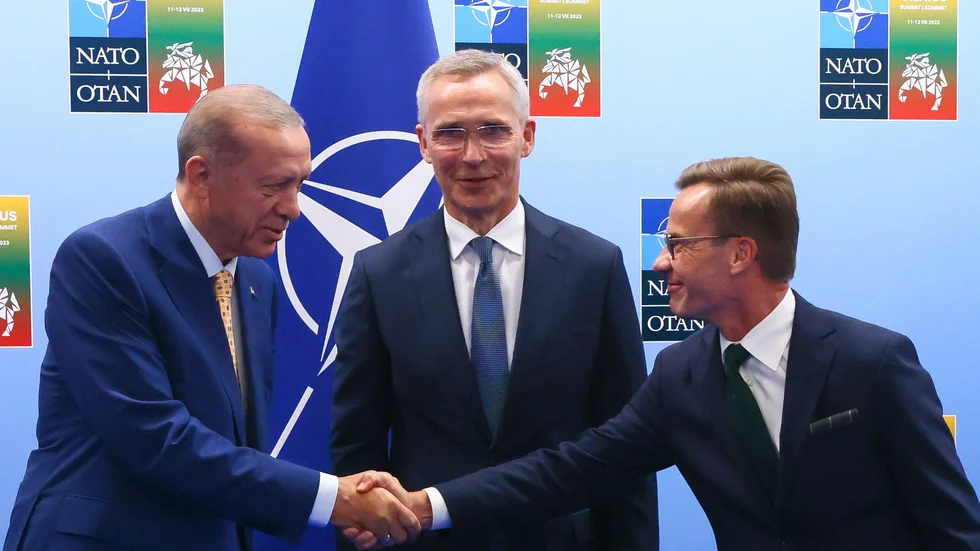 Turkiets president Recep Tayyip Erdogan och statsminister Ulf Kristersson skakar hand inför mötet de emellan i Vilnius.