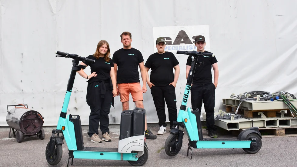 Alwa Sjölander, Pär Sjölander, Ozzy Dunbäck och Adrian Hansson ser till att sparkcyklarna rullar på som de ska under sommaren.