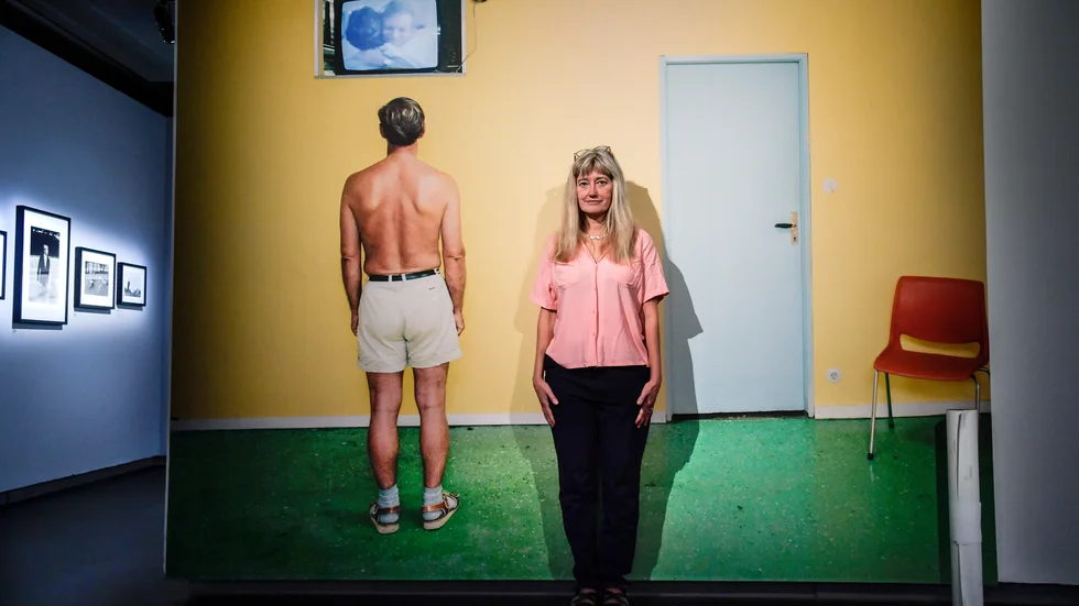 Maud Nycander framför ett av Lars Tunbjörks fotografier 2018.