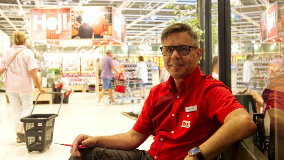 Joakim Larsson som är butikschef på Ica Maxi i Visby menar att frågan om de svartlistade varorna diskuteras hela tiden bland kollegorna. 