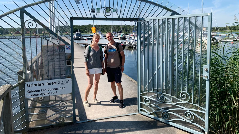 Kaisa och Mikko vid grinden som aldrig stängs igen. 