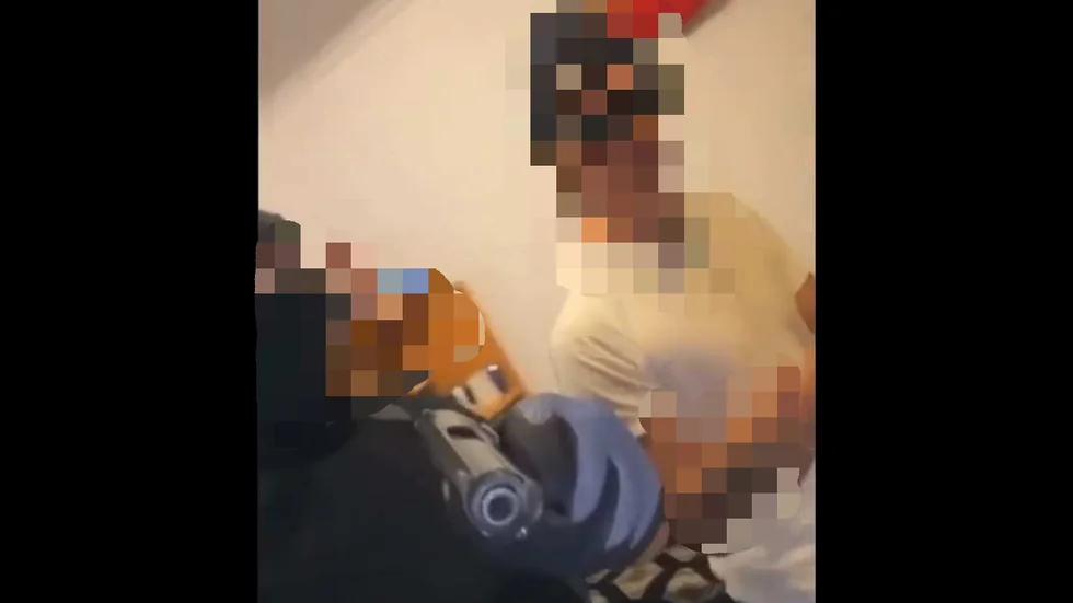 Mannen skickade bland annat en video där han poserade tillsammans med en maskerad man som riktade ett vapen mot kameran.