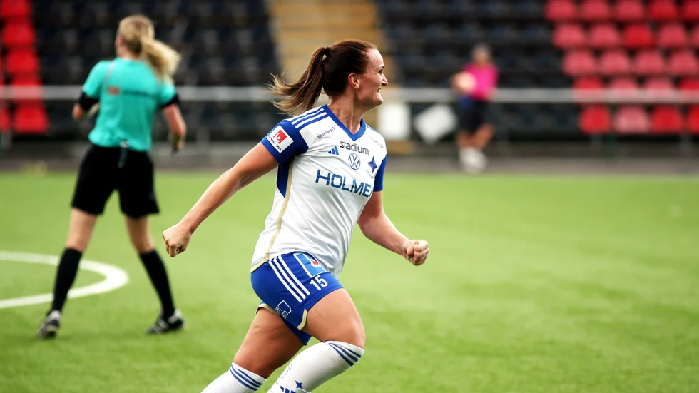 Lovisa Gustafsson jublar efter att hennes första allsvenska mål i karriären just seglat in i mål. 