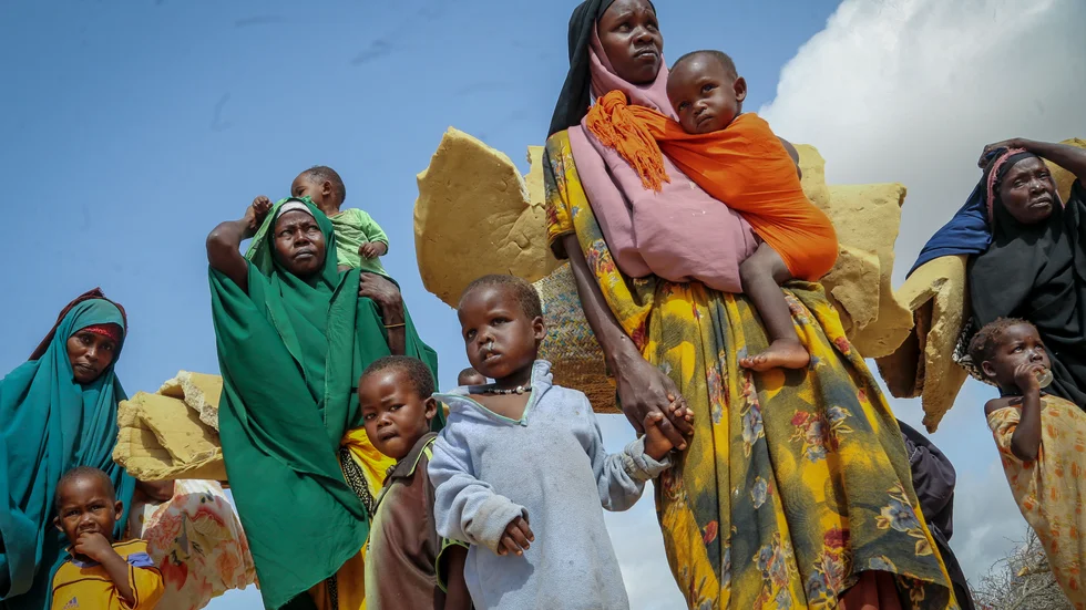 Somalier som flytt torkan på Afrikas horn, som är den värsta att drabba regionen på 40 år, anländer till ett flyktingläger utanför Mogadishu i juni 2022.